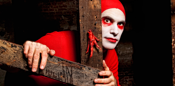 Red Bastard: bouffon