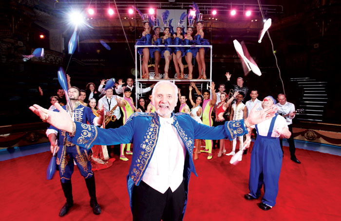 LaciEndreszSrflankedbyjuggling