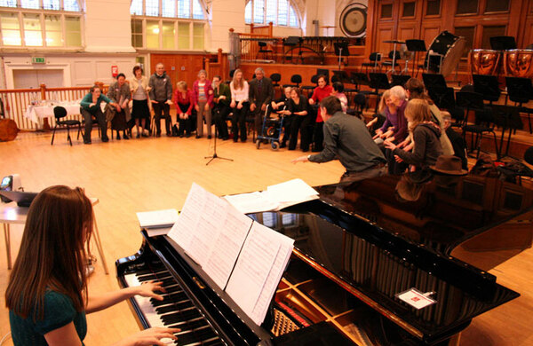 How singing on stage is bringing people with dementia 'back to life'