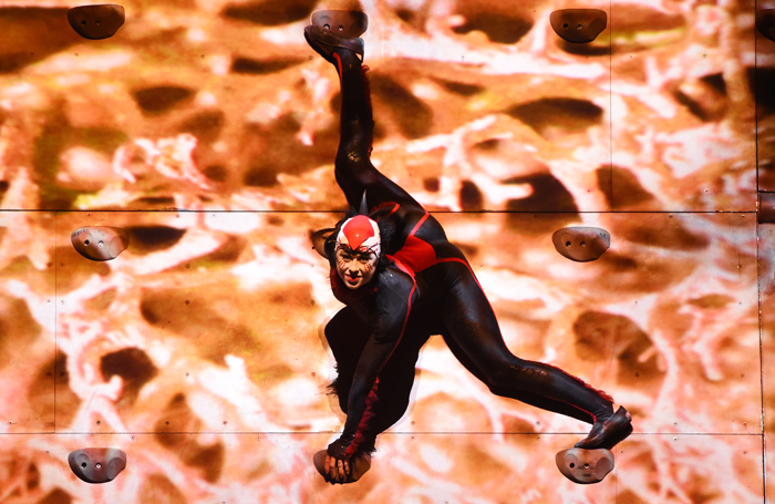 AlannainCIRQUEDUSOLEILcreditGo