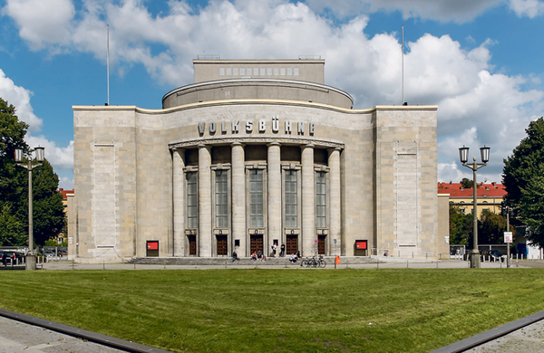 How did Berlin&rsquo;s Volksbuhne end up in a state of crisis?