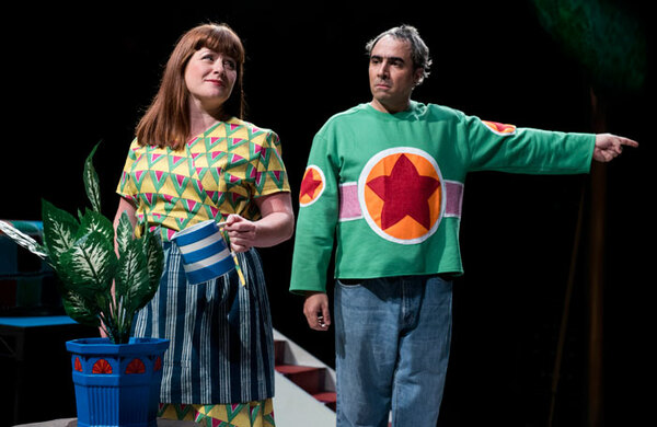 BeaHollandasMumandGuyRhysasBer