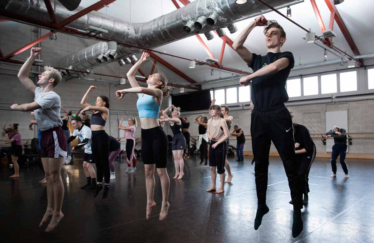 马修·伯恩开办舞蹈学校，旨在促进多元化
