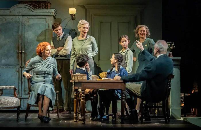 Kate Fahy, Billy Howle, Lindsay Duncan, Ariella Elkins-Green, Isla Ithier and Amy Morgan in Dear Octopus at the National Theatre, London. Photo: Marc Brenner