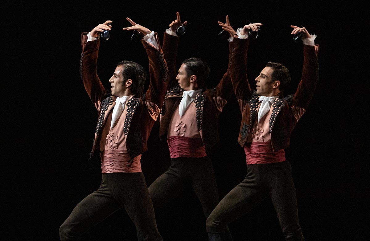 The cast of Ballet Nacional de Espa&ntilde;a &ndash; Invocaci&oacute;n at Sadler's Wells, London. Photo: Jesฃ Robisco