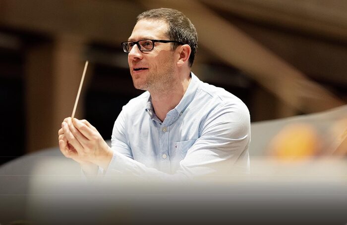 Conductor John Wilson (2019). Photo: Astrid Ackermann