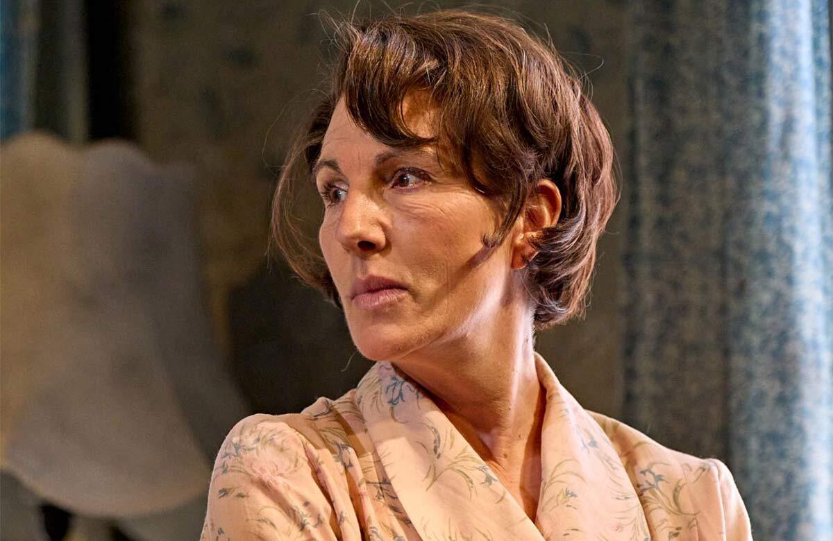 Tamsin Greig in The Deep Blue Sea at Theatre Royal Haymarket, London. Photo: Manuel Harlan Tamsin Greig in The Deep Blue Sea at Theatre Royal Haymarket, London. Photo: Manuel Harlan