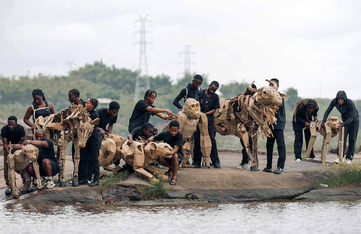 A puppet from The Herds project makes its way through Kinshasa in the Democratic Republic of Congo’s Congo Basin. Photo: Berclaire for The Walk Productions A puppet from The Herds project makes its way through Kinshasa in the Democratic Republic of Congo’s Congo Basin. Photo: Berclaire for The Walk Productions