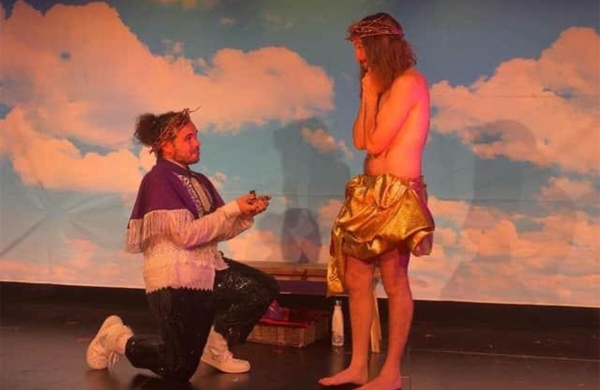 Sergio Antonio Maggiolo proposes to Guido Garcia Lueches at the end of the August 7 performance of Jeezus! at Underbelly Cowgate, Edinburgh. Photo: sergiomaggiolo/elguidogarcia/Instagram