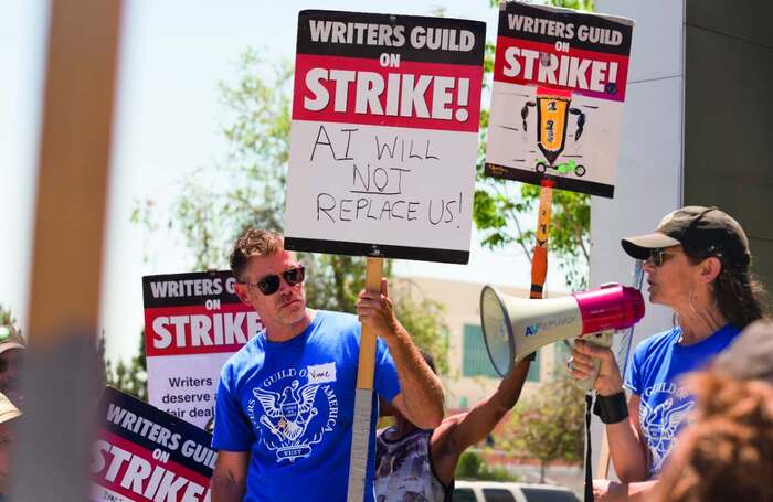 Writers and actors on strike in front of Netflix's headquarters in Los Angeles (2023). Photo: Shutterstock