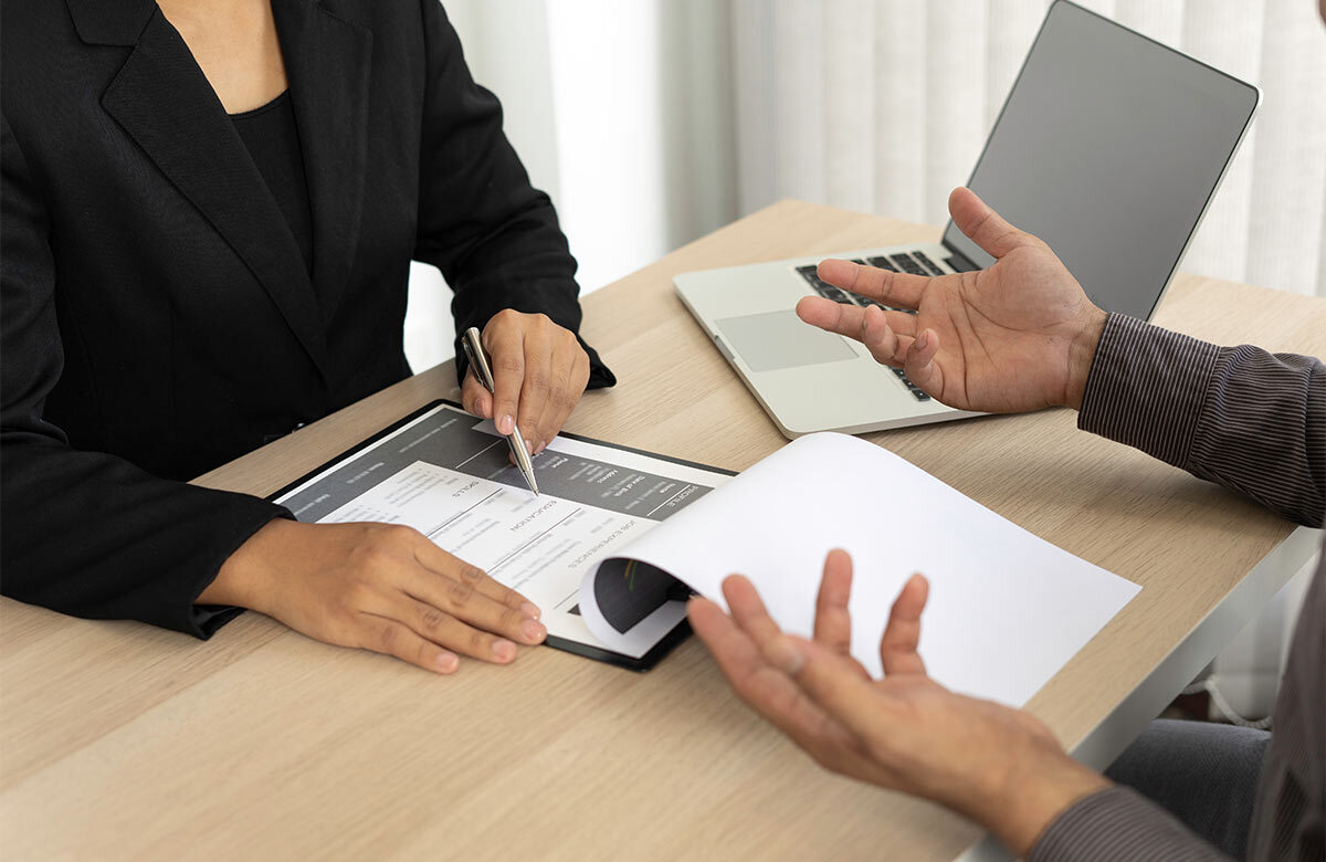 Agent with client. Photo: Shutterstock