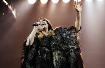 Teeth &rsquo;n&rsquo; Smiles starring Rebecca Lucy Taylor &ndash; review round-up