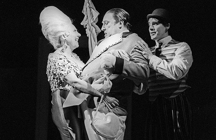 Toni Palmer, Desmond Barrit and Graham Turner in The Comedy of Errors at the Royal Shakespeare Theatre, Stratford-Upon-Avon (1990). Photo: Tristram Kenton Toni Palmer, Desmond Barrit and Graham Turner in The Comedy of Errors at the Royal Shakespeare Theatre, Stratford-Upon-Avon (1990). Photo: Tristram Kenton