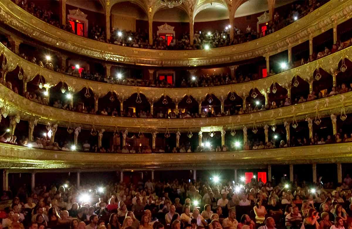 It has become fairly commonplace for audiences to film a show's curtain call. Photo: Shutterstock