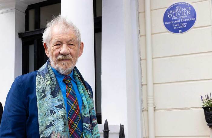 Ian McKellen unveils a blue plaque to honour Laurence Olivier at the late actor&rsquo;s childhood home in Pimlico. Photo: David Parry